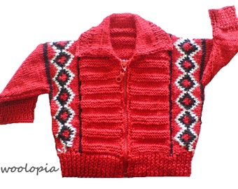 Cardigan / pull pour bébé rouge blanc et noir fait à la main. Cardigan / veste pour bébé tricoté à la main. Nouveau-né.Cadeau de baby shower