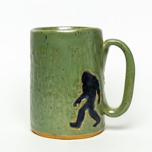 Tasse verte faite main en céramique de 16 oz avec un bigfoot / sasquatch