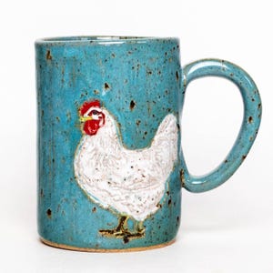 Vit kycklingdesign med blå spangledmotiv, handgjord i Ohio, stengodsmugg på 40 cl