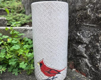 Vaso de cerâmica artesanal com cardeal sobre fundo branco, feito à mão em Ohio.