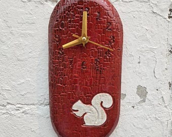 Esquilo branco em relógio de parede artesanal de cerâmica cor canela, feito em Ohio