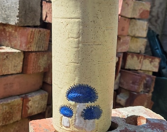 Vaso de cerâmica artesanal em formato de cogumelo Blue Bonnet, feito em Ohio.