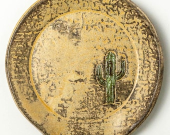 Descanso de colher artesanal em cerâmica bege com cacto saguaro