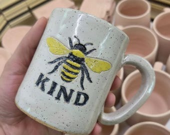 Tazza in gres bianco da 350 ml con motivo a tema api, realizzata a mano in Ohio.
