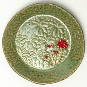 Handgjord keramisk prydnadsskål med grön cirkel och svamp