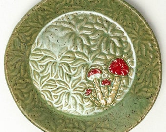 Plato decorativo circular verde de cerámica hecho a mano con forma de seta
