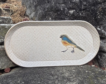 Prato/travessa de servir Blue Bird em cerâmica branca, feita à mão em Ohio, com 25 cm de diâmetro.
