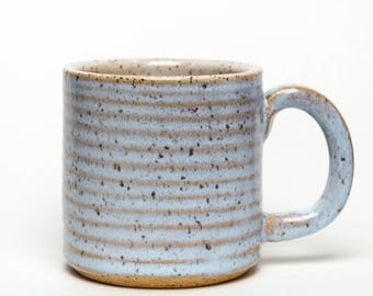 Caneca artesanal azul-pervinca de 414 ml