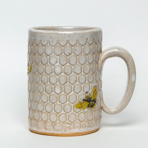 Tasse en céramique faite main de 14 oz en nid d'abeille blanche avec des abeilles