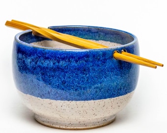 Tazón de cerámica azul y blanca para arroz, fideos y ramen hecho a mano con palillos