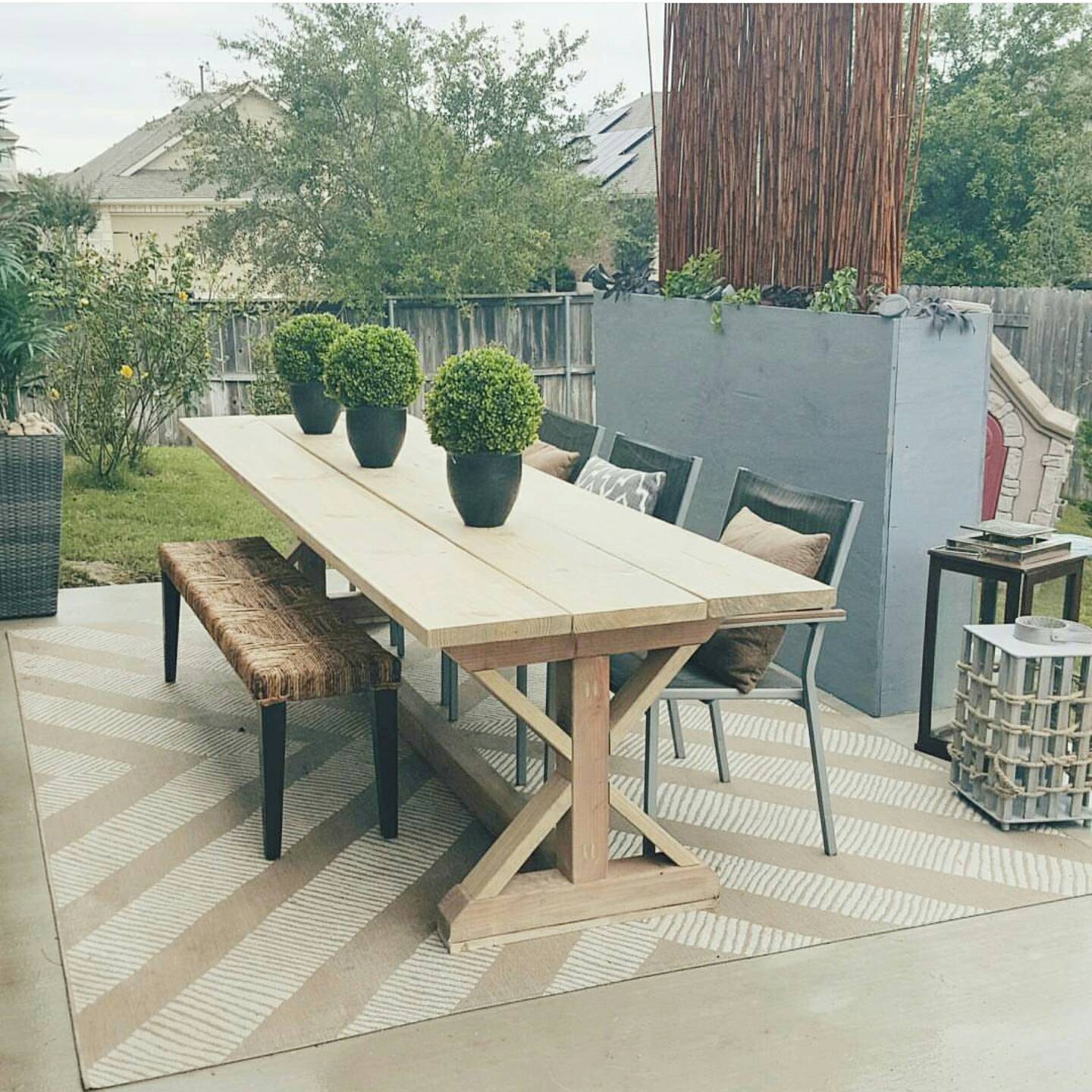 Gardenline wood look patio dining table