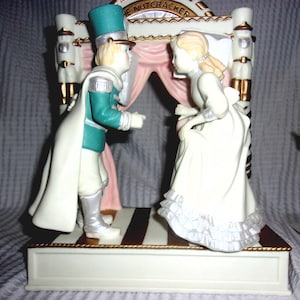 Dance of the Sugar Plum Fairy" Disney Animated music box. Guest Collection