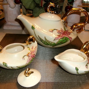 Vintage Hull Lotus Tea Set: 3-Piece Aladdin Style Teapot