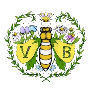 Op de afbeelding: Een gele en zwarte bij met een kroon van bloemen op zijn kop, omringd door een krans van groene bladeren en bloemen. De vleugels van de bij zijn geel met de letters "V" en "B" gevormd door groene bladeren.