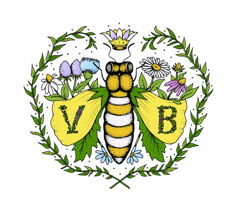 Op de afbeelding: Een gele en zwarte bij met een kroon van bloemen op zijn kop, omringd door een krans van groene bladeren en bloemen. De vleugels van de bij zijn geel met de letters "V" en "B" gevormd door groene bladeren.