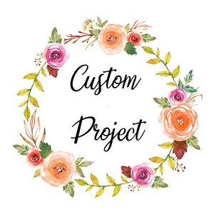 Op de afbeelding: Een aquarel-illustratie van een bloemenkrans met perzik-, roze- en rode bloemen. De tekst "Custom Project" staat in het midden van de krans.