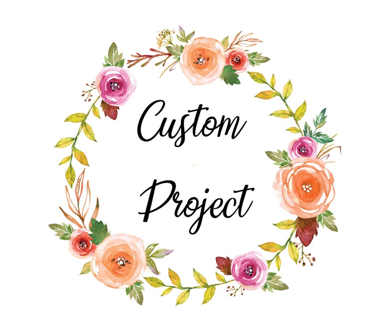 Op de afbeelding: Een aquarel-illustratie van een bloemenkrans met perzik-, roze- en rode bloemen. De tekst "Custom Project" staat in het midden van de krans.
