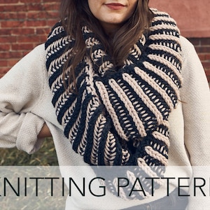 Puede incluir: Patrón de tejido para una bufanda infinita de rayas negras y beige. La bufanda está hecha con hilo grueso y tiene un diseño simple y moderno.