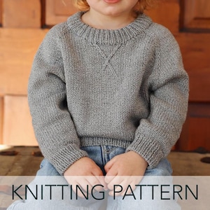 Può includere: Un maglione grigio lavorato a maglia con girocollo e maniche lunghe. Il maglione ha un aspetto strutturato ed è indossato da un bambino. Il testo "KNITTING PATTERN" è visualizzato nella parte inferiore dell'immagine.