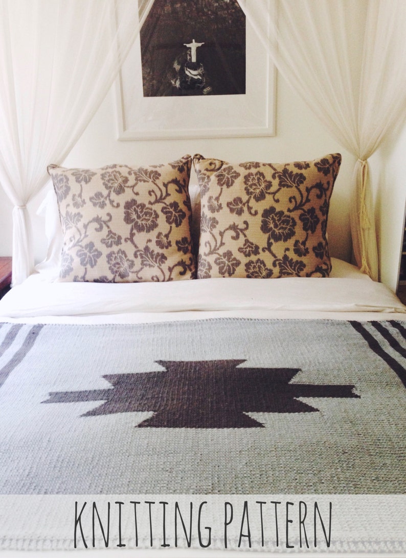 Puede incluir: Una cama blanca con una manta de patr&oacute;n gris y negro. La cama tiene dos almohadas con un patr&oacute;n floral. La cama est&aacute; en una habitaci&oacute;n con cortinas blancas.