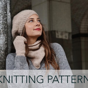Puede incluir: Un patr&oacute;n de tejido para un gorro, un cuello y guantes sin dedos de color beige. El patr&oacute;n se muestra en una modelo que lleva las piezas terminadas.