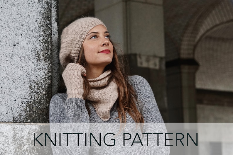 Puede incluir: Un patr&oacute;n de tejido para un gorro, un cuello y guantes sin dedos de color beige. El patr&oacute;n se muestra en una modelo que lleva las piezas terminadas.