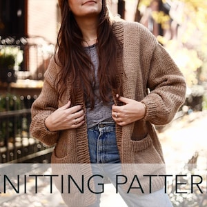 Könnte beinhalten: Ein brauner Strickcardigan mit V-Ausschnitt und Taschen. Der Cardigan wird über einem grauen T-Shirt und einer blauen Jeans getragen. "Knitting Pattern" steht in schwarzer Schrift am unteren Rand des Bildes.