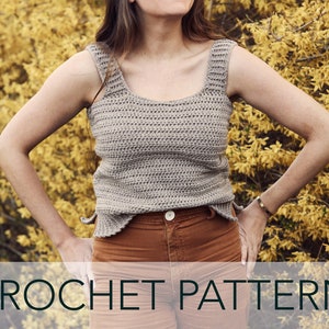 Peut inclure: Un patron de crochet pour un d&eacute;bardeur. Le d&eacute;bardeur est de couleur beige clair et a un col carr&eacute;. Le mod&egrave;le porte le d&eacute;bardeur avec un pantalon marron.