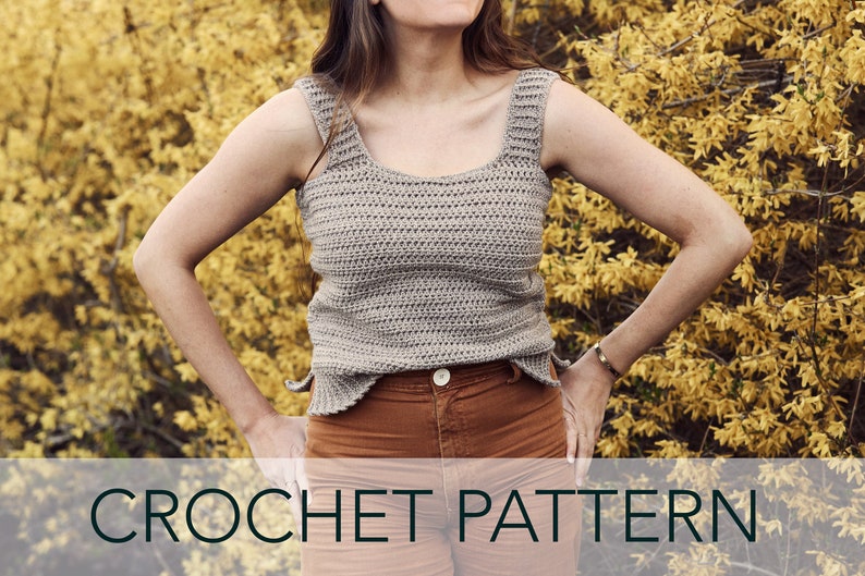 Peut inclure: Un patron de crochet pour un d&eacute;bardeur. Le d&eacute;bardeur est de couleur beige clair et a un col carr&eacute;. Le mod&egrave;le porte le d&eacute;bardeur avec un pantalon marron.
