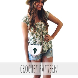 Puede incluir: Un bolso de crochet blanco con un diseño de cactus verde. El bolso se lleva como bandolera por una persona que lleva una blusa de estampado floral, pantalones cortos de mezclilla y un sombrero de paja.