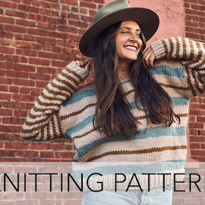 Könnte beinhalten: Ein gestrickter Pullover mit braunen, blauen und beigen horizontalen Streifen. Die Ärmel haben ein Zickzackmuster. Die Worte "KNITTING PATTERN" stehen am unteren Rand des Bildes. Die Person auf dem Bild trägt einen braunen Hut.