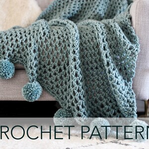 Op de afbeelding: Een turquoise gehaakte deken met een kantpatroon en pompoenen langs de rand. CROCHET PATTERN staat in zwarte tekst onderaan de afbeelding.
