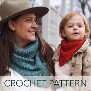 Puede incluir: Una mujer y un niño con cuellos de ganchillo turquesa y rojo. La mujer lleva un sombrero de ala ancha. El texto "CROCHET PATTERN" se muestra en la parte inferior de la imagen. Los cuellos parecen hechos a mano.