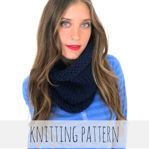 Puede incluir: Una mujer lleva una camisa a rayas azules y blancas con una bufanda de cuello de tortuga de punto azul marino. El texto "KNITTING PATTERN" se muestra debajo de la imagen.