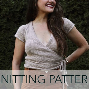 Puede incluir: Un top de punto beige con mangas cortas y un profundo escote en V. El top está atado a la cintura con una larga faja.  PATRÓN DE TEJIDO.