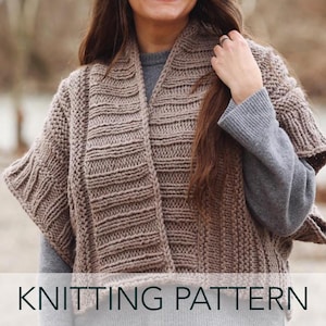 Op de afbeelding: Een gebreide, bruine sjaal met een textuurontwerp. De sjaal wordt over een grijze trui gedragen. De tekst "KNITTING PATTERN" wordt onderaan de afbeelding weergegeven. De sjaal heeft een brede kraag en korte mouwen.