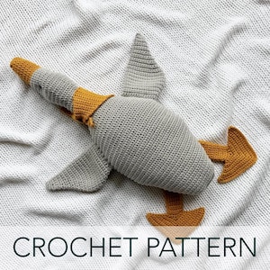 Puede incluir: Un juego de tres tazas de cerámica con un acabado mate moteado. Las tazas son de color crema, gris claro y gris oscuro. Cada taza tiene un diseño simple y minimalista.