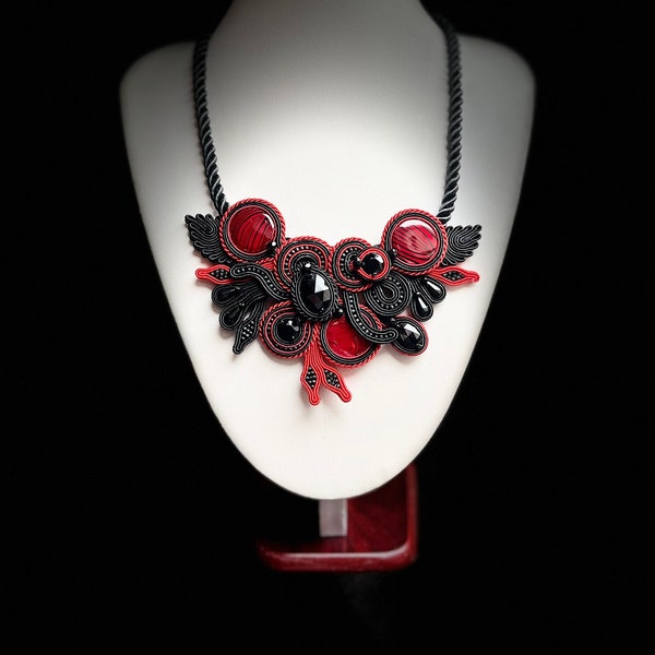 Collana nera, rossa, soutache