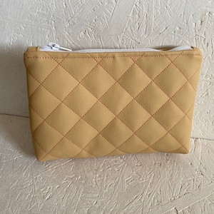 Couro artificial bege / Bolsa bege / Bolsa de maquiagem acolchoada feminina / Bolsa de viagem com zíper / Presente para mulheres / Carteira cosmética bege