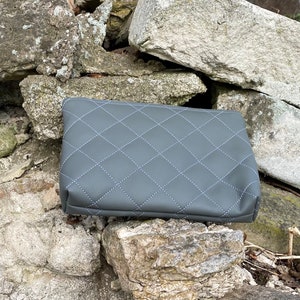 Cuero artificial gris / Bolsa de cosméticos / Bolsa de maquillaje acolchada para mujer / Bolsa de viaje con cremallera / Regalo para ella / Cartera de cosméticos gris