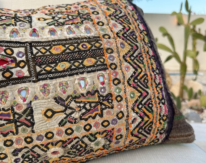 Afbeelding uitgelichte listing: Vintage Indian meets Morocco kilim pillow with Banjara Kutchi mirrorwork statement piece
