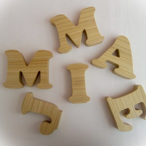 Letras mayúsculas de madera independientes