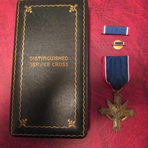 WWII WW2 US Army Distinguished Service Cross Medal with Serial # and Case