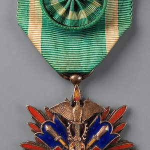 第二次世界大戦時の日本軍陸軍勲章「旭日章」桐章 - Etsy 日本