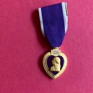 米国陸軍名誉勲章　パープルハート　勲章　激レア品 Amazon.co.jp: 米国陸軍名誉勲章パープル ハート バッジ : ホビー