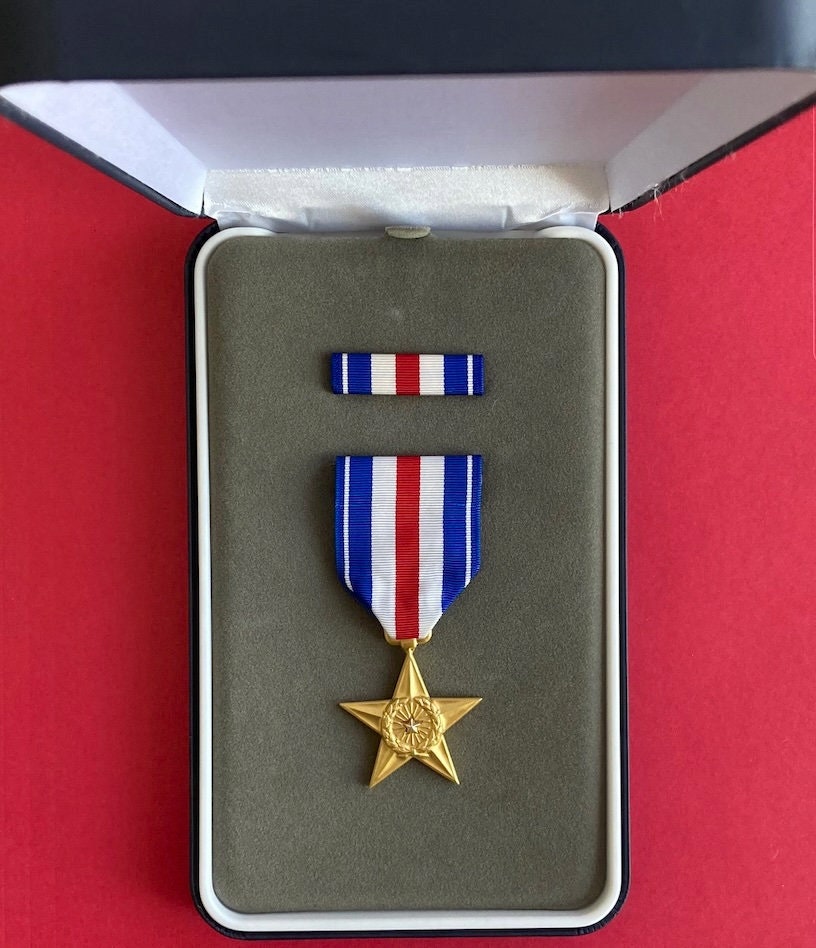 thumbnail image 2 of Wwii Cased Us Army Silver Star Medal 2 of 11