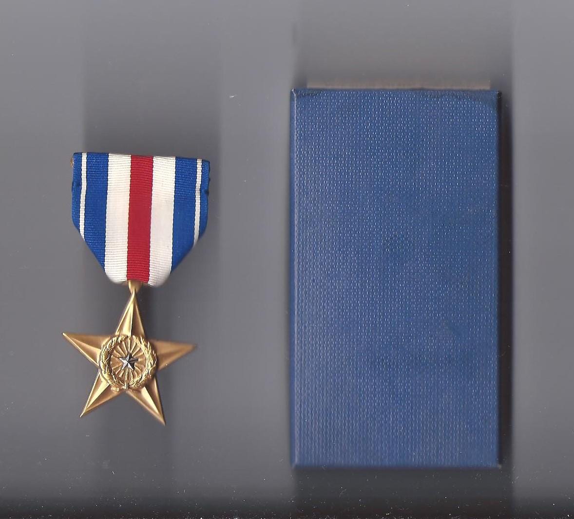 米軍勲章 Silver Star② WWII WW2 US Silver Star Military Award Medal in Case - Etsy