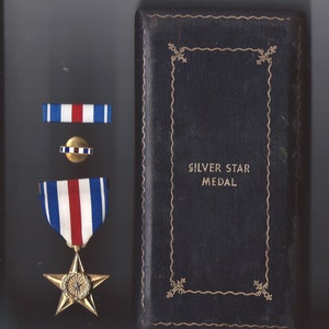 WWII WW2 US Silver Star Military Award Medal in Vintage Case with Serial Number