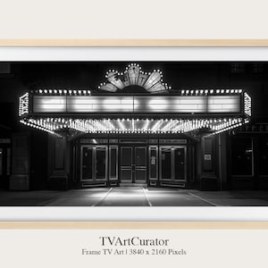 Puede incluir: Fotografía en blanco y negro de la entrada de un cine con un marquesina iluminada con luces blancas. La marquesina tiene un letrero en blanco con las palabras "The" y "CP" visibles en los lados.