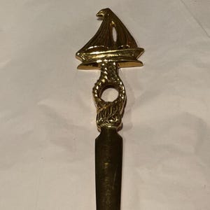 Abrecartas de latón con forma de velero náutico. Accesorio de escritorio de latón.